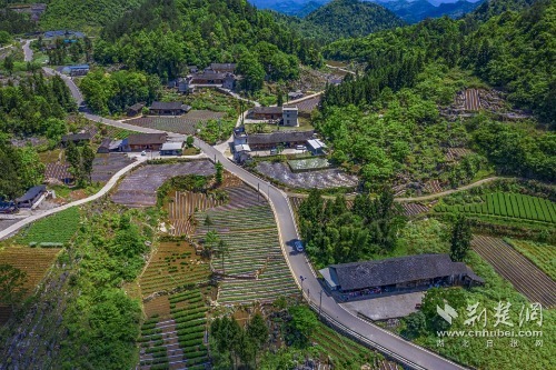 宣恩縣椒園集鎮(zhèn)至鑼圈巖段公路，全長8公里，途經(jīng)椒園村、涼風村、鑼圈巖村，該公路建成既有效帶動沿線煙葉等產(chǎn)業(yè)發(fā)展，又是曜天眼景區(qū)的