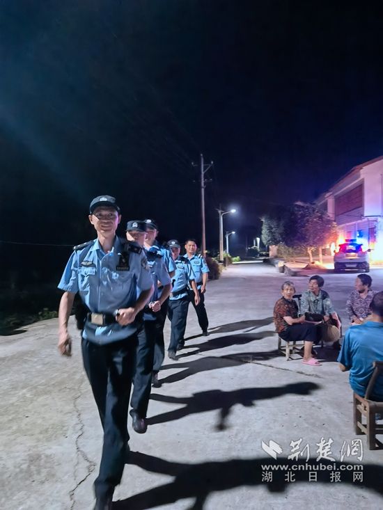 圖為桂花泉派出所民警輔警在轄區(qū)開展巡邏防控工作.jpg.jpg